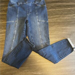 Women’s Duluth Jeanetics skinny pull in jeans
